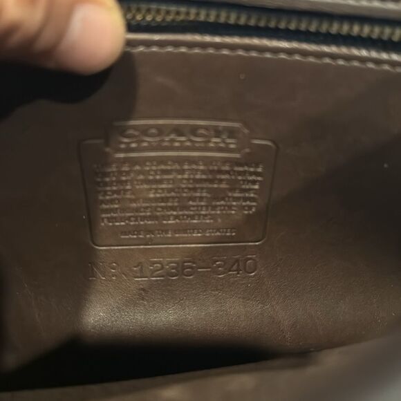 Coach
Leather handbag
Brown, Leather made in USA 1992 GUc check
With book - Picture 6 of 16